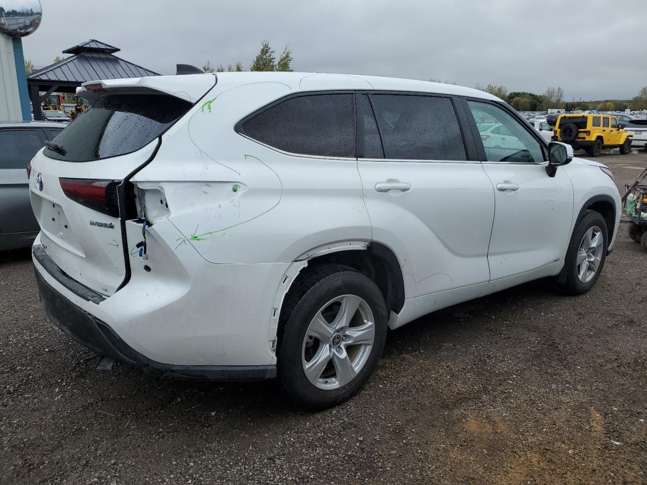 2024 Toyota Highlander Hybrid Le - Image 3