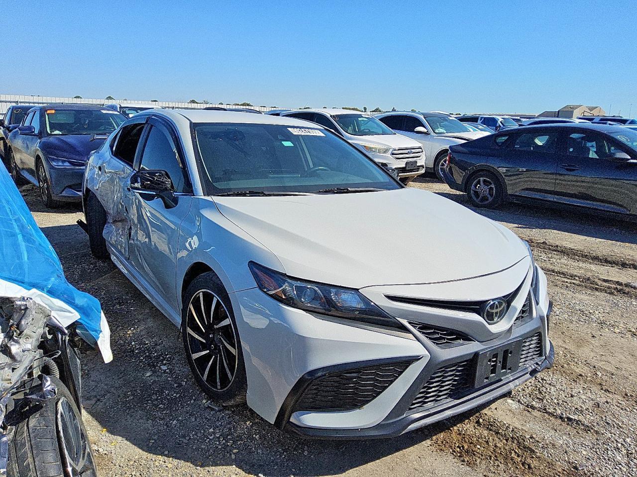 2022 Toyota Camry Se - Image 4