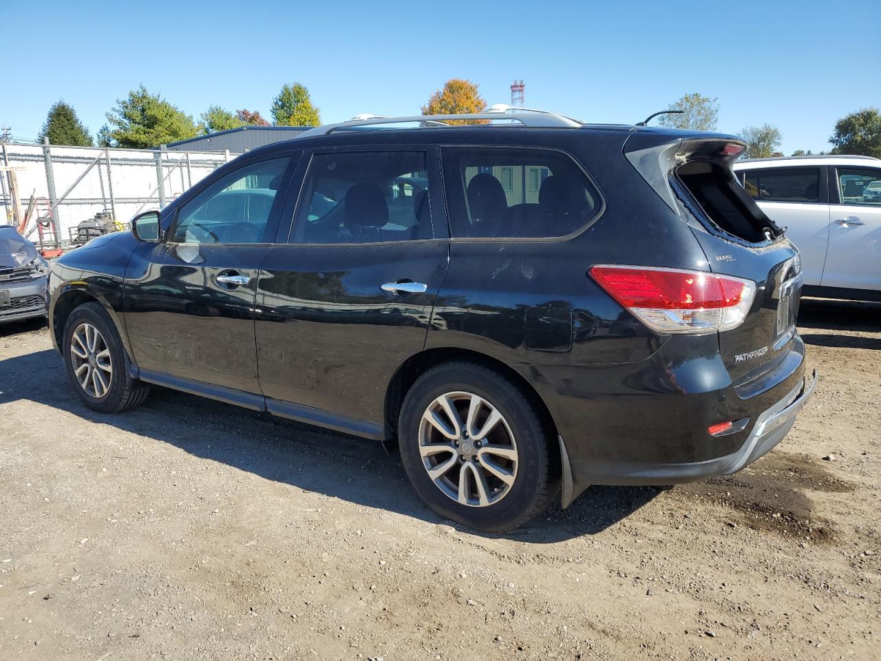 2015 Nissan Pathfinder S - Image 2