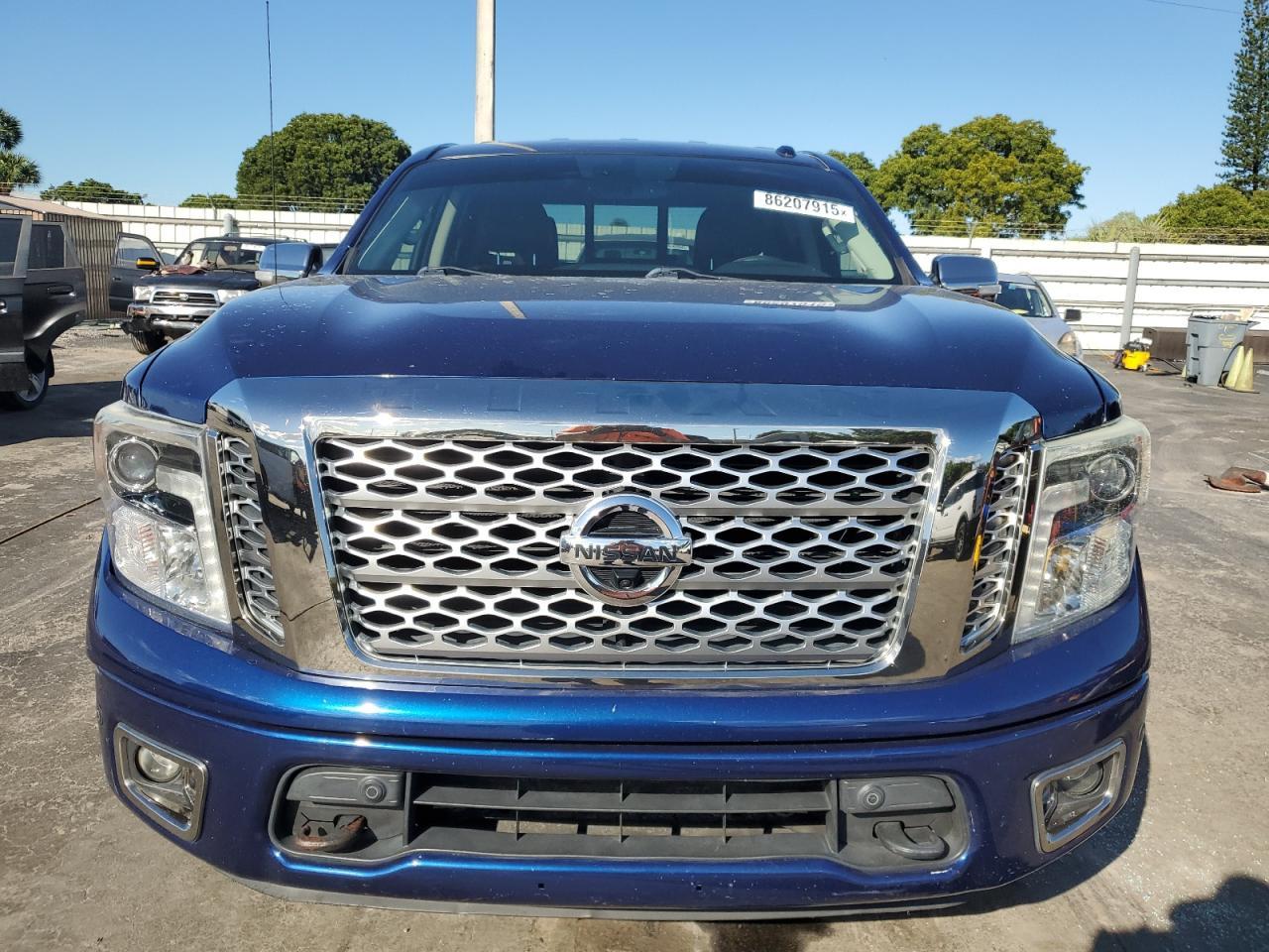 2017 Nissan Titan Sv - Image 5