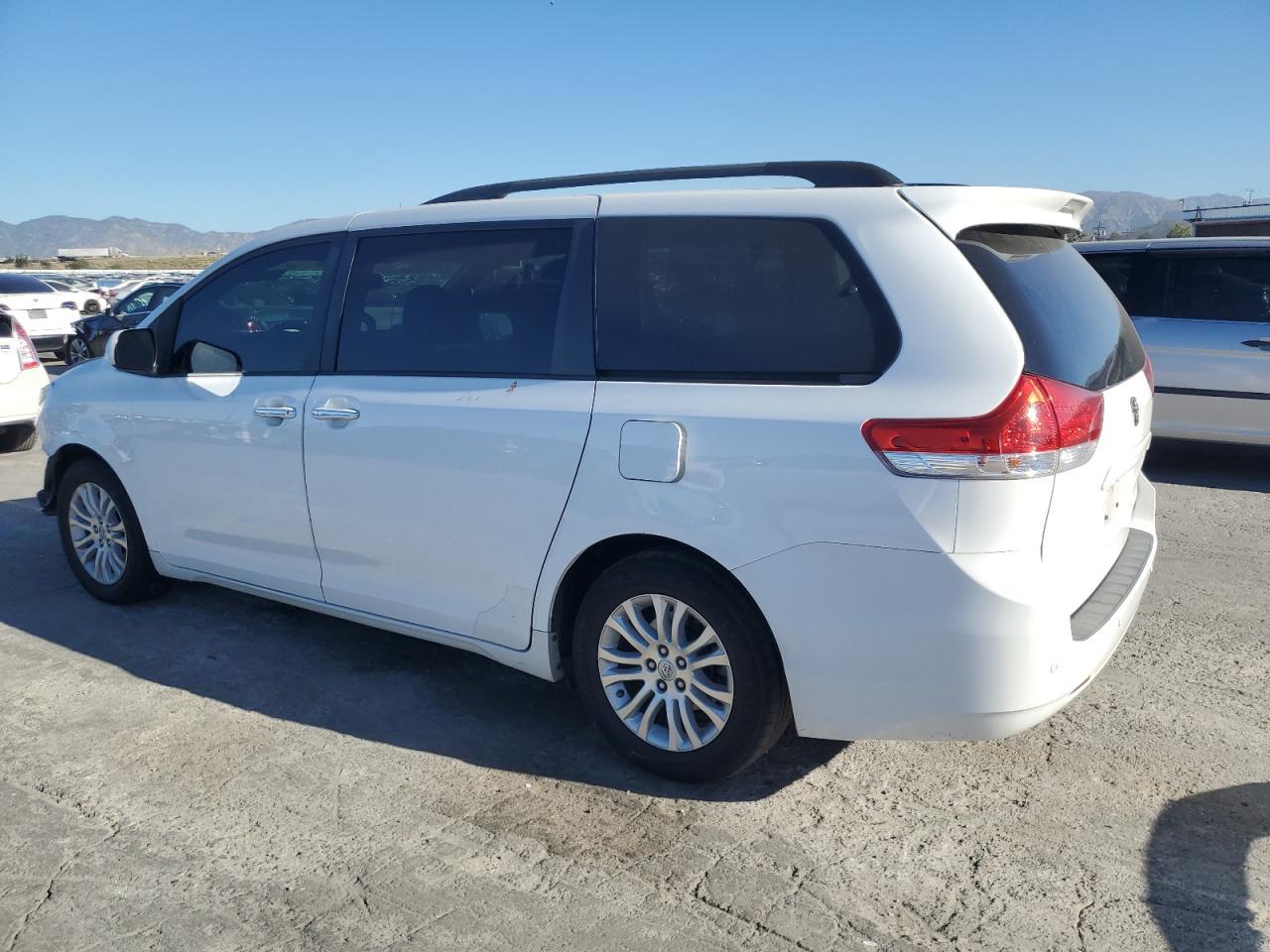 2014 Toyota Sienna Xle - Image 2