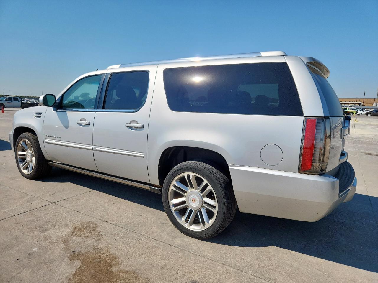 2014 Cadillac Escalade Esv Premium - Image 2