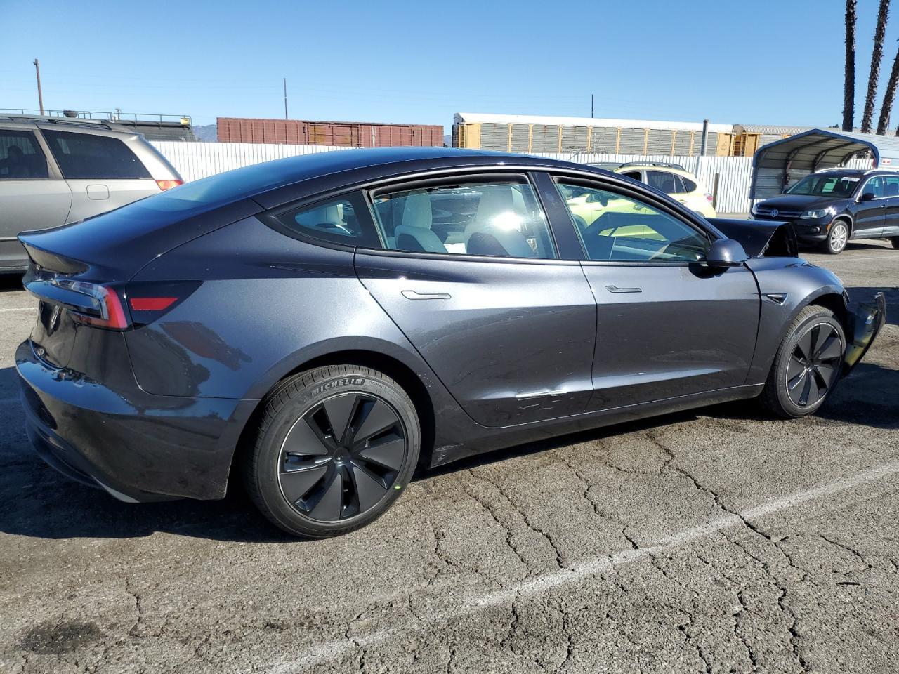 2025 Tesla Model 3 - Фото 3