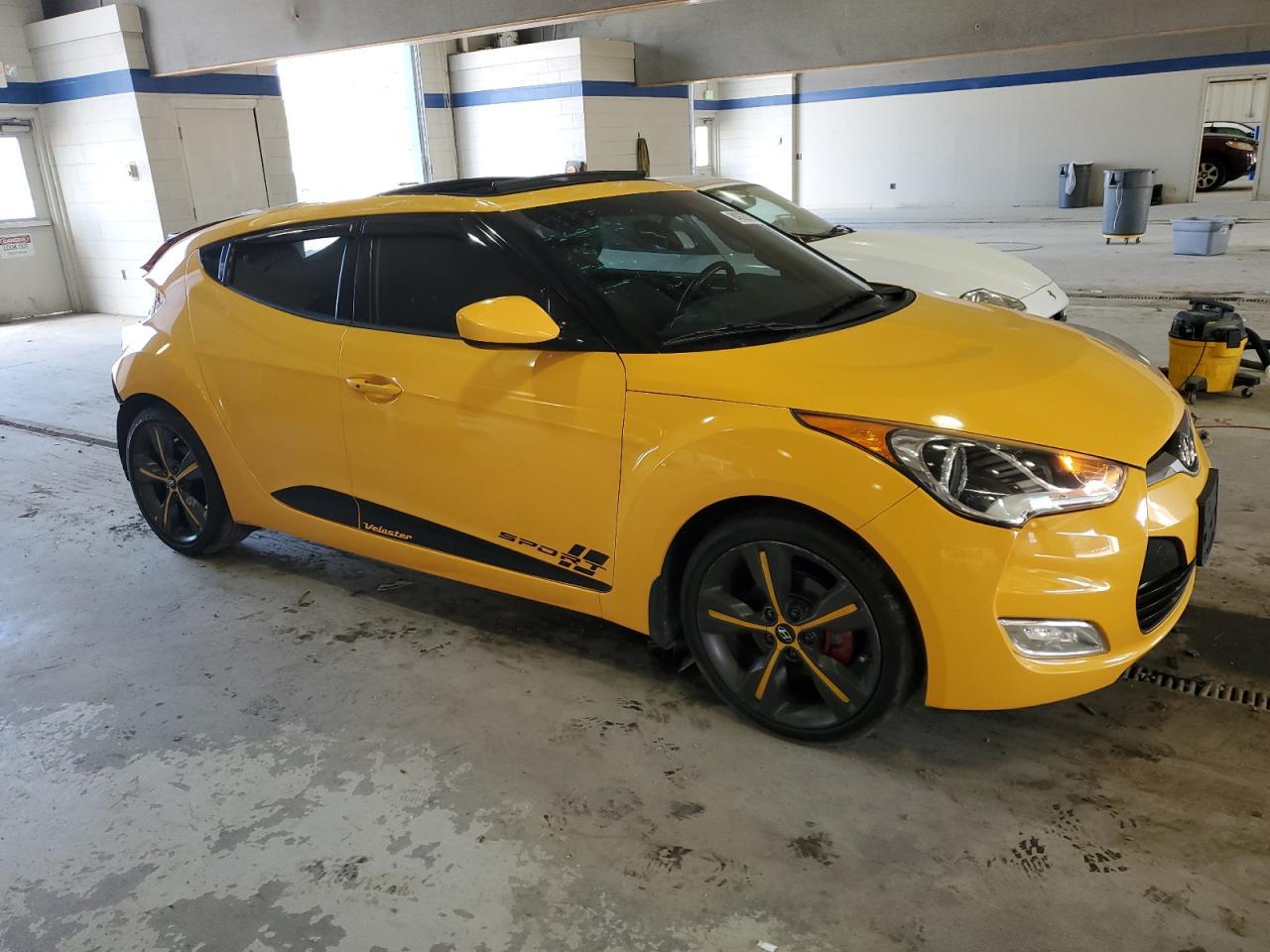 2017 Hyundai Veloster - Фото 4