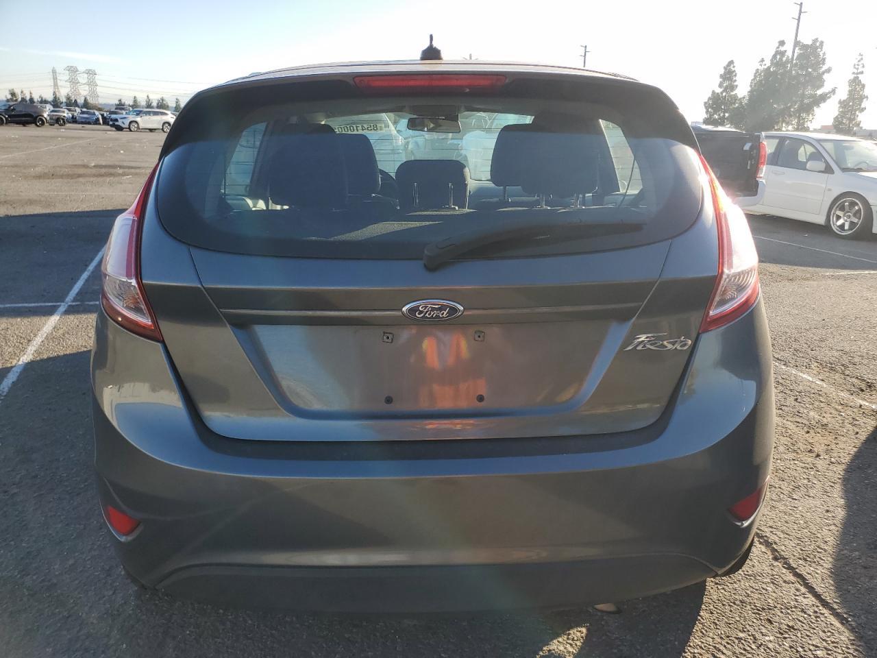 2015 Ford Fiesta Se - Фото 6