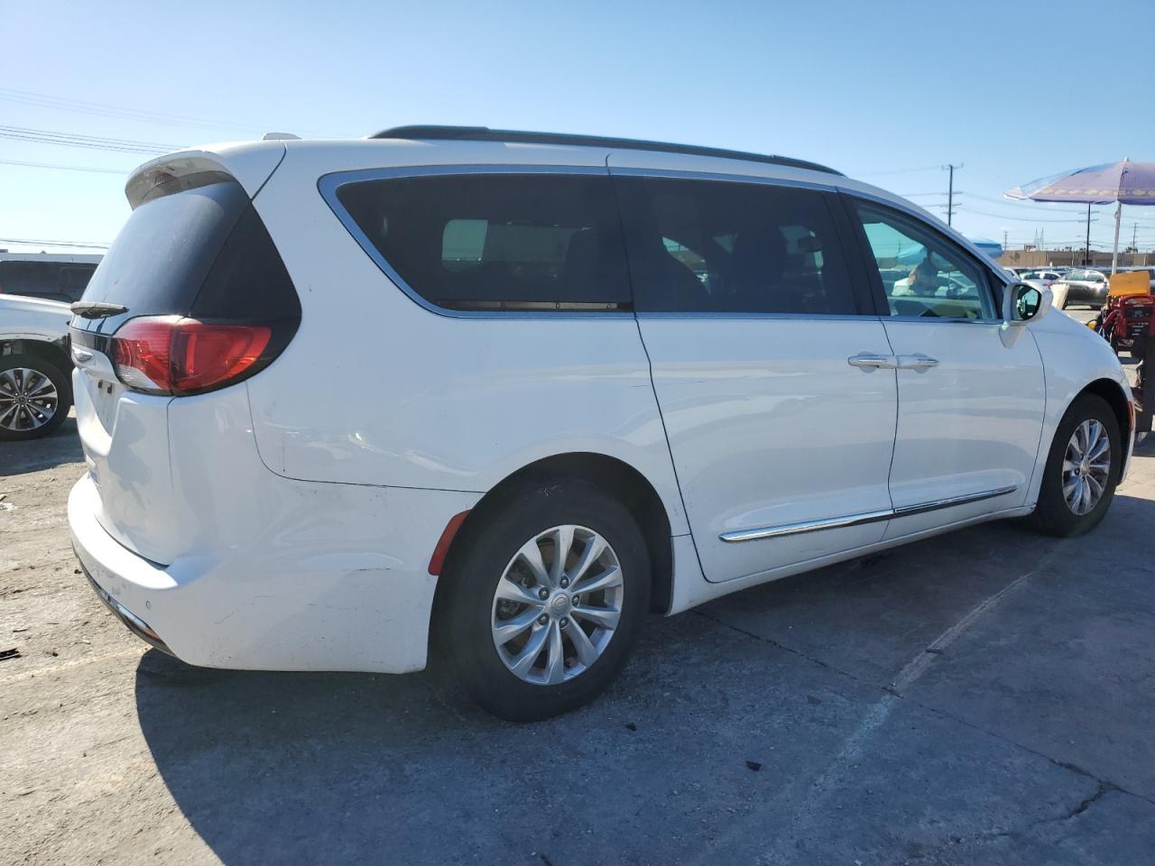 2017 Chrysler Pacifica Touring L - Image 3