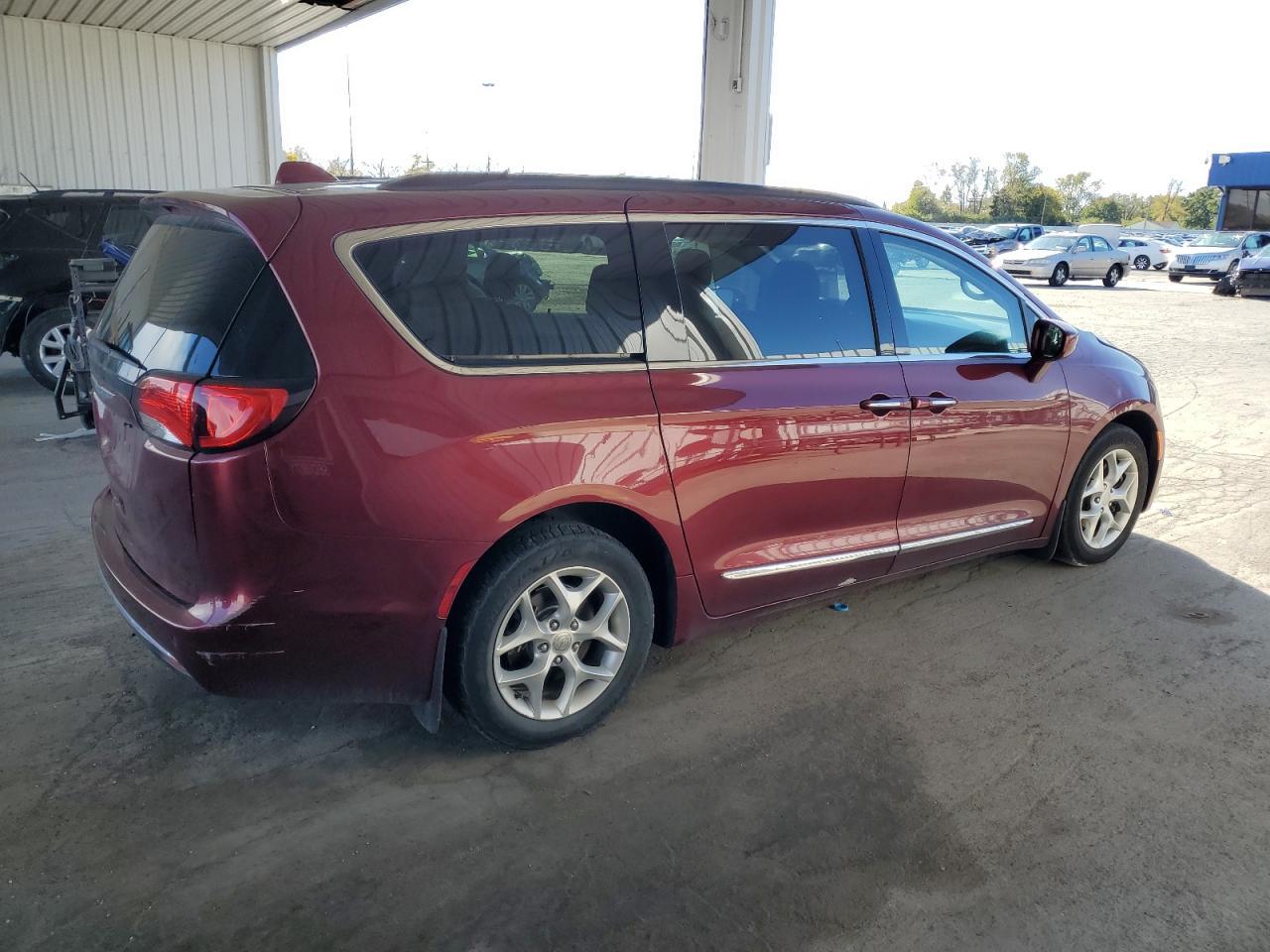 2017 Chrysler Pacifica Touring L - Фото 3