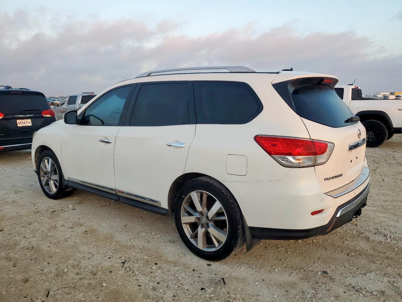 2014 Nissan Pathfinder S - Фото 2