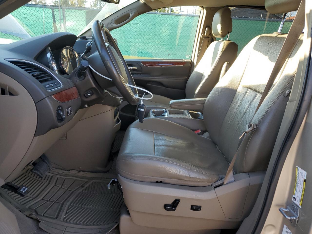 2013 Chrysler Town & Country Touring L - Фото 7