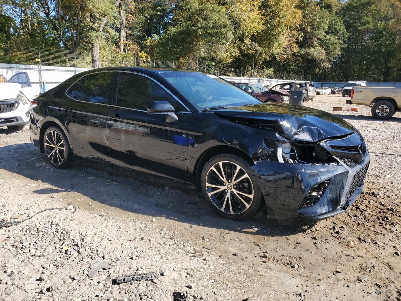 2020 Toyota Camry Se - Фото 4