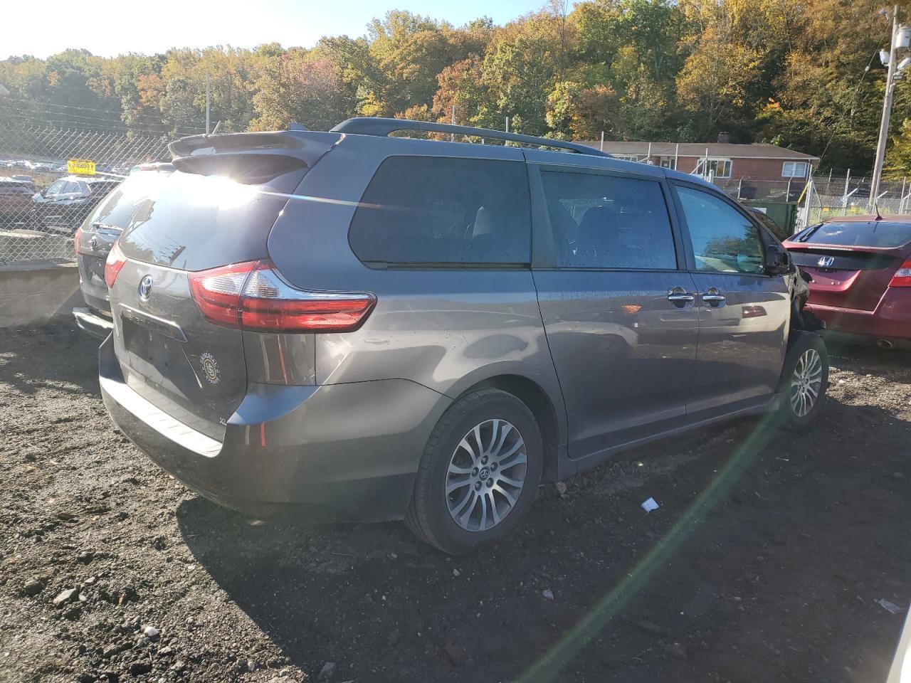2019 Toyota Sienna Xle - Фото 3