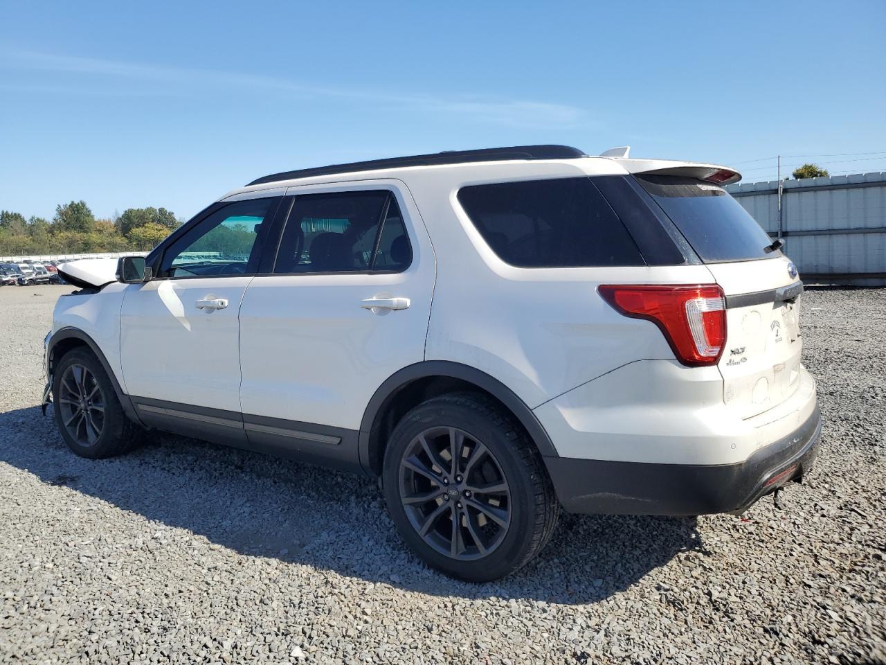 2017 Ford Explorer Xlt - Image 2