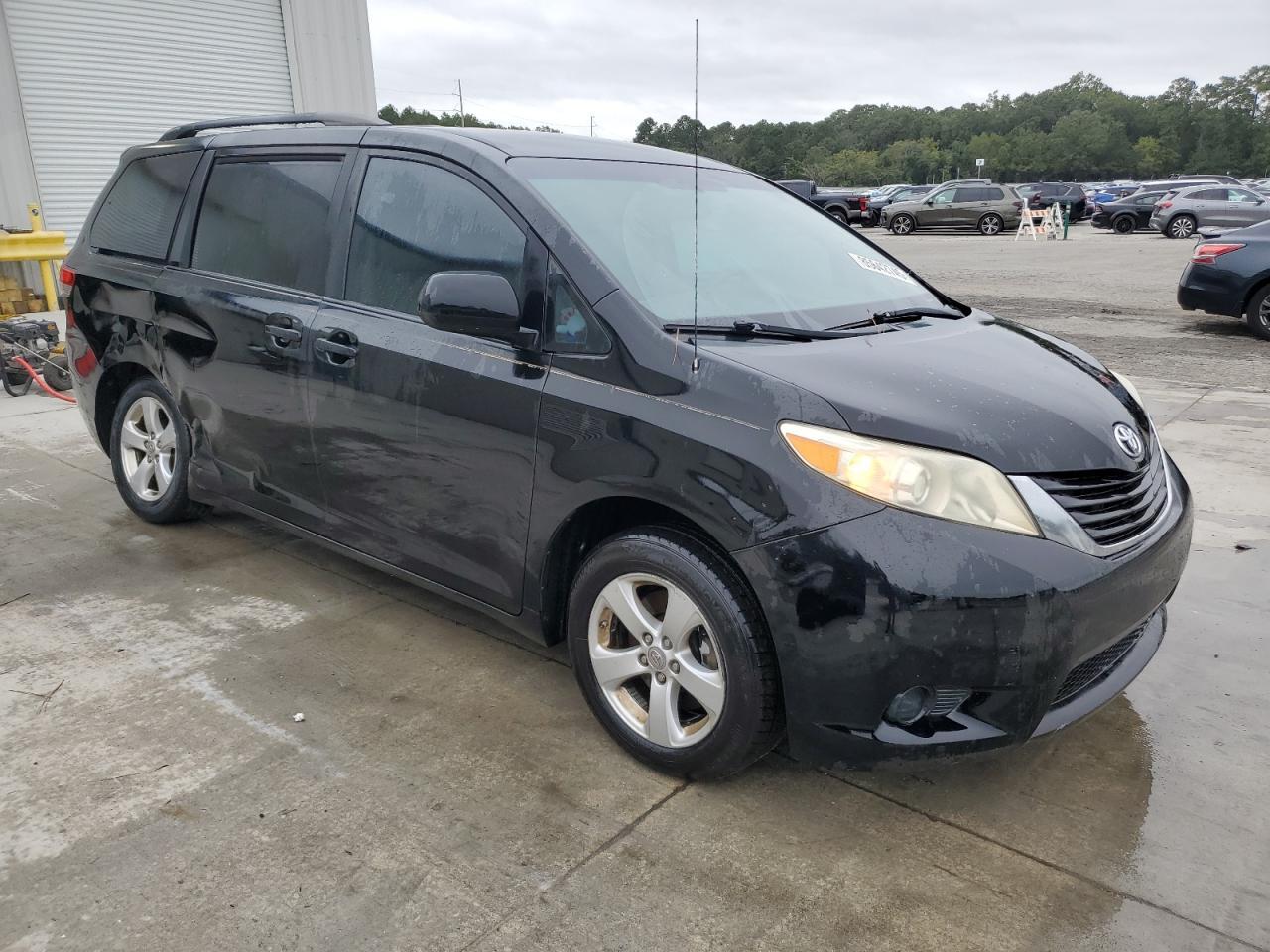 2011 Toyota Sienna Le - Фото 4