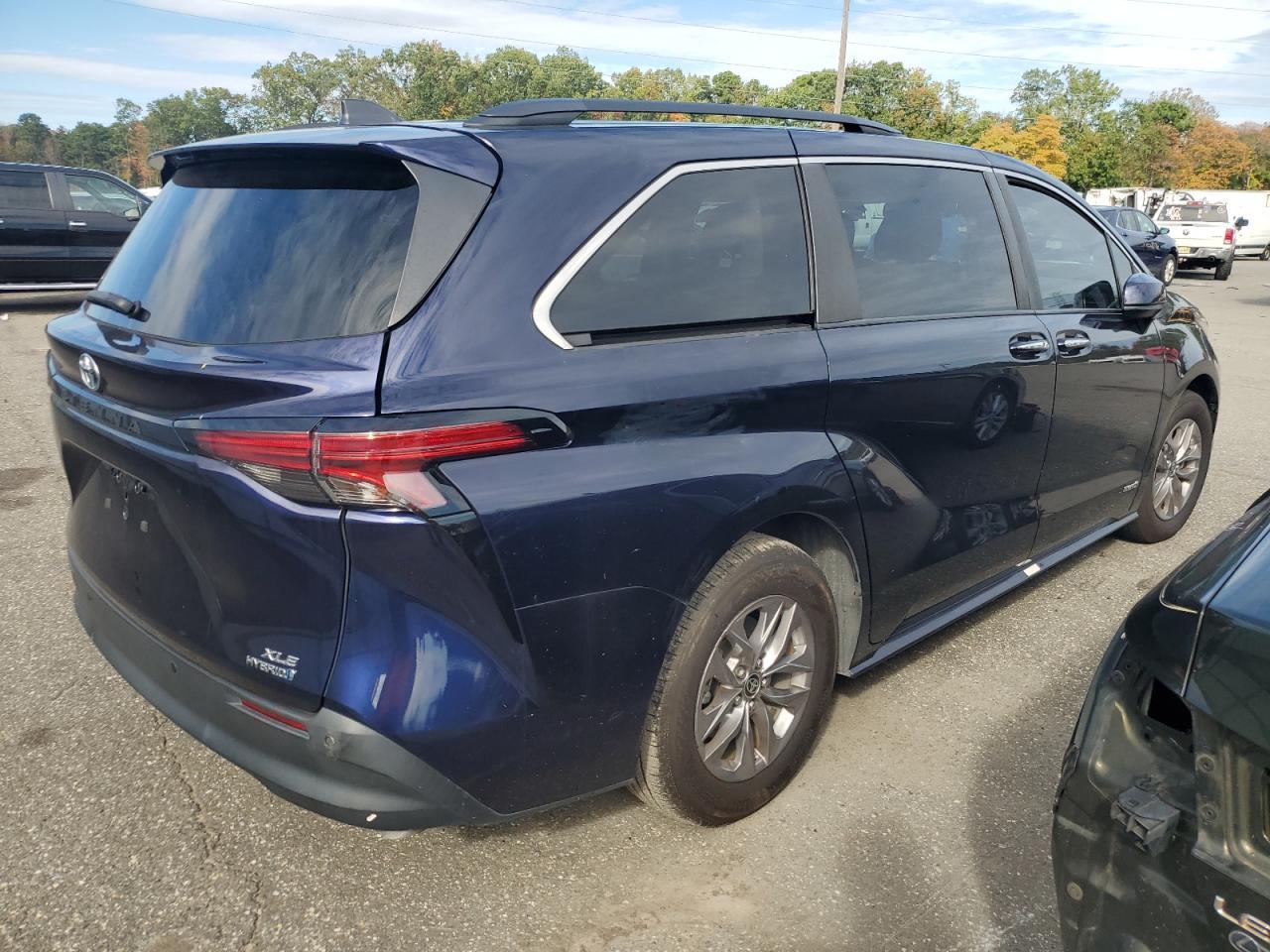2021 Toyota Sienna Xle - Фото 3
