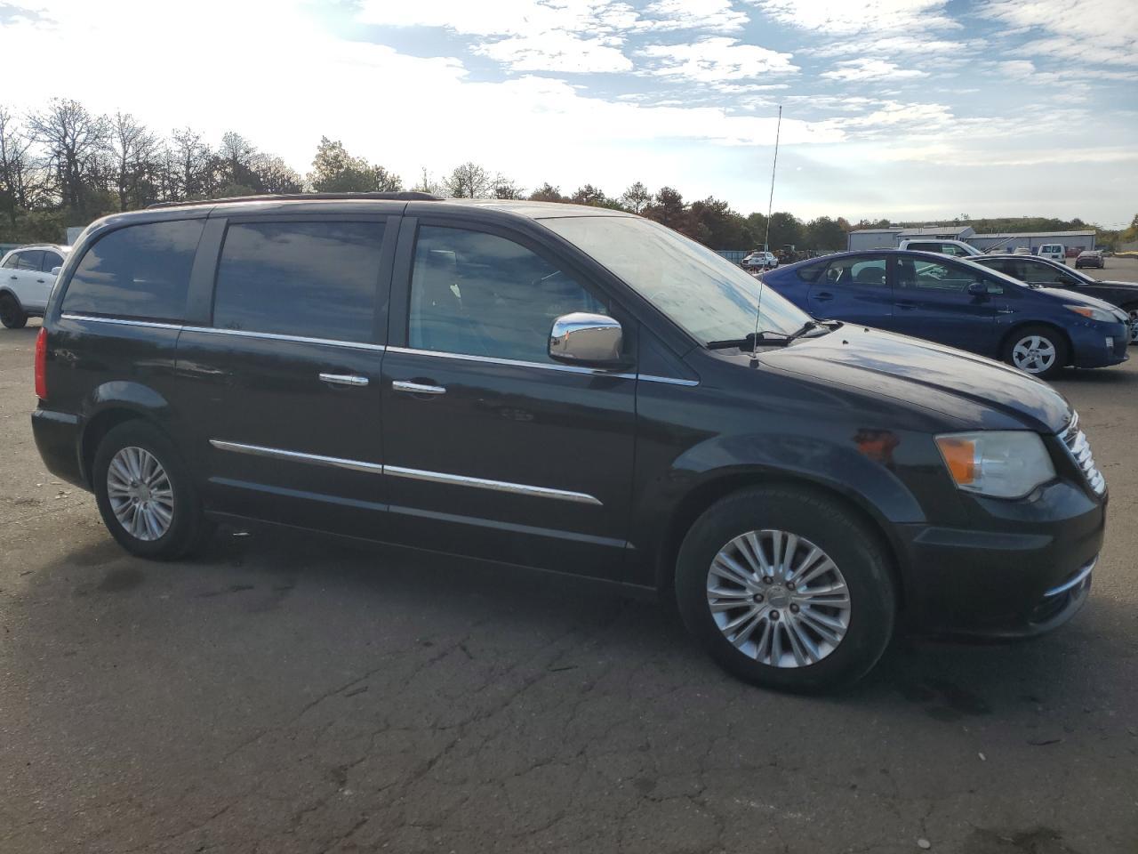 2013 Chrysler Town & Country Touring L - Фото 4
