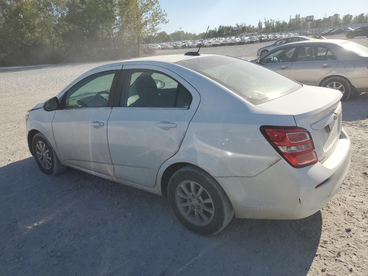 2017 Chevrolet Sonic Lt - Фото 2