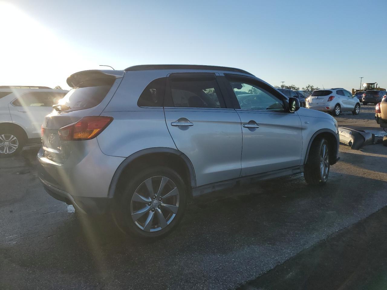 2013 Mitsubishi Outlander Sport Le - Фото 3