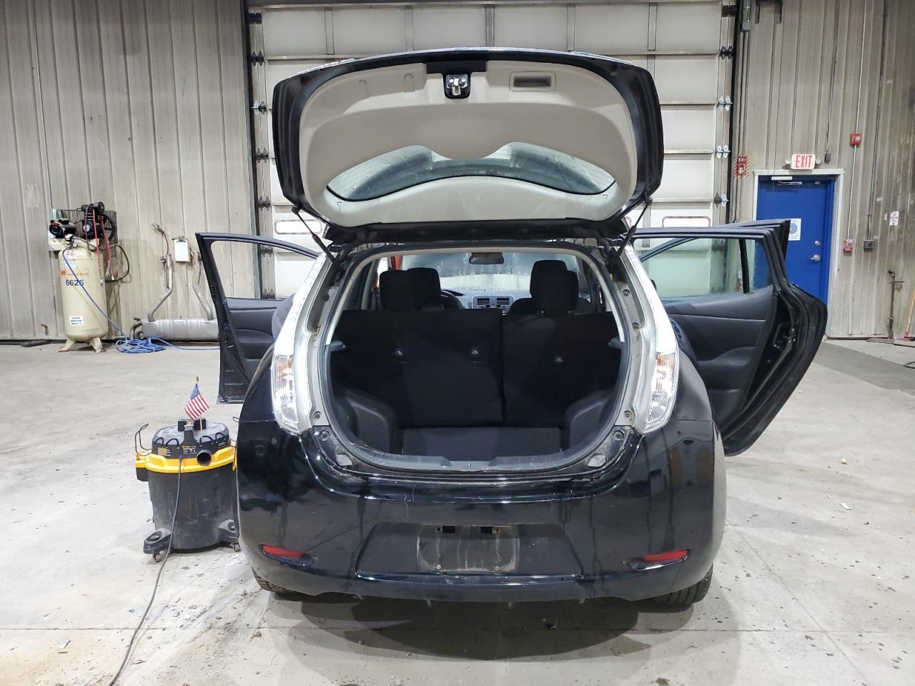 2015 Nissan Leaf S - Фото 6