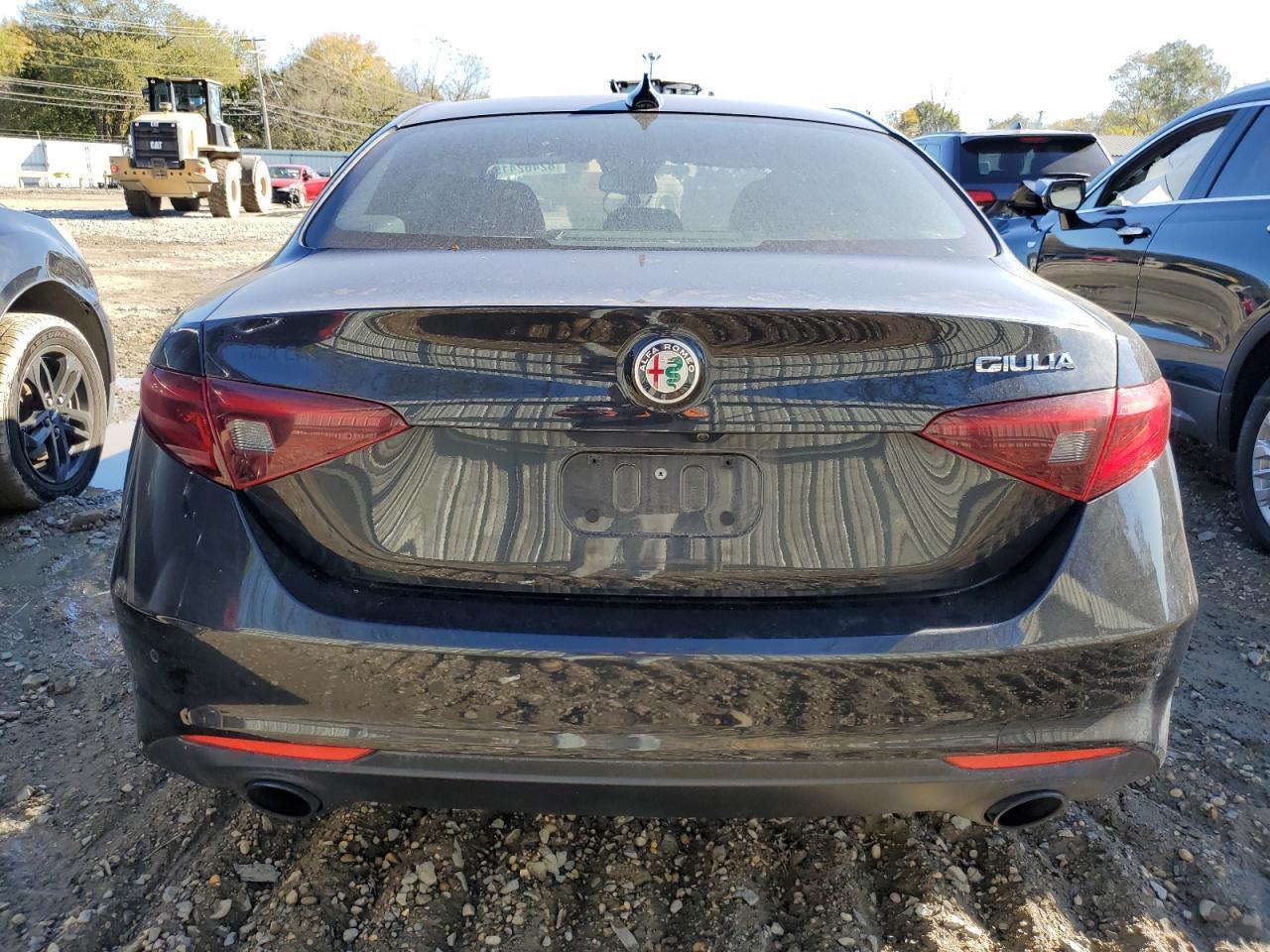 2022 Alfa Romeo Giulia - Image 6