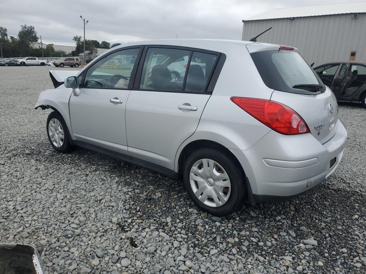 2010 Nissan Versa S - Фото 2