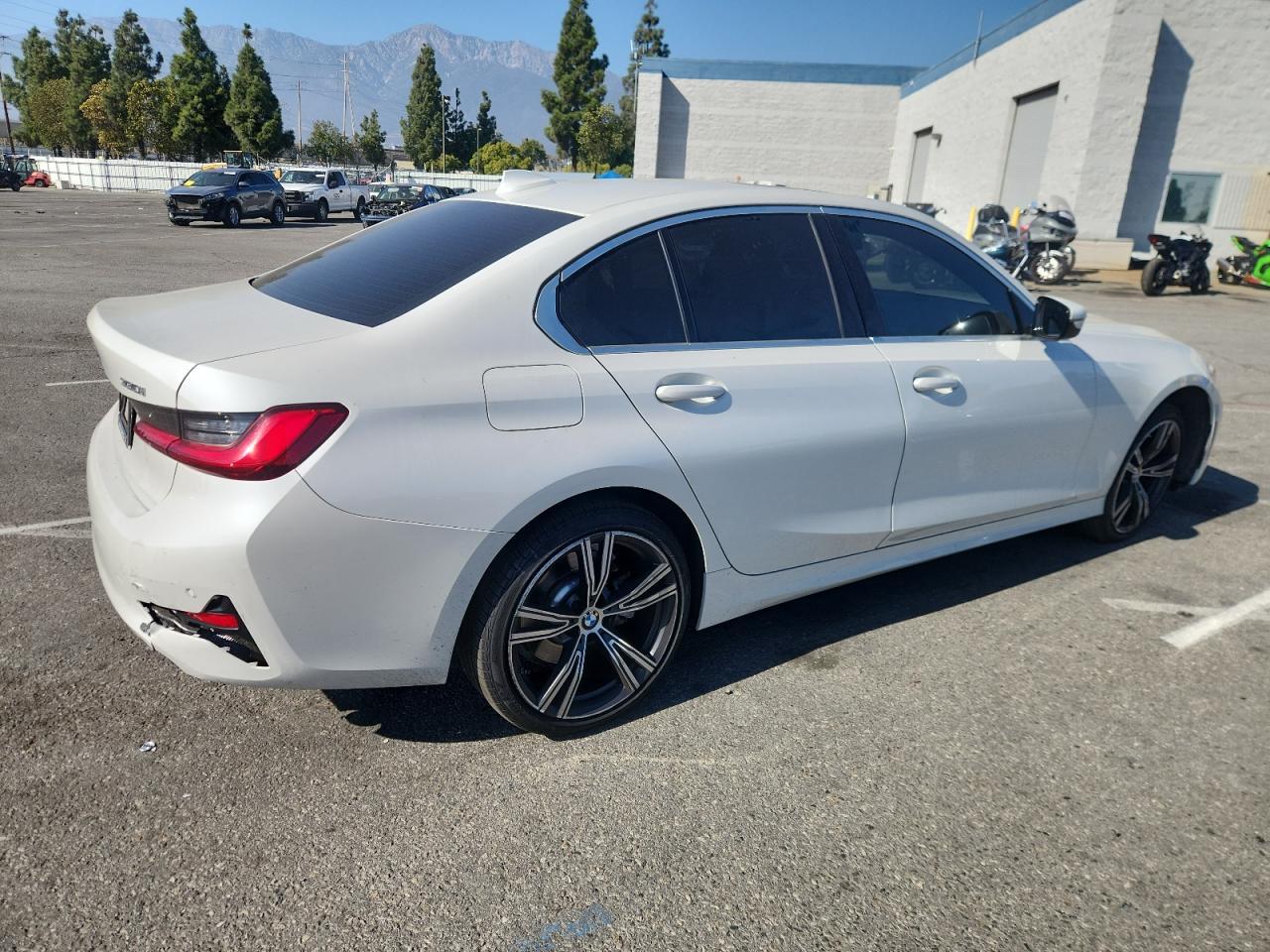 2020 BMW 330I - Фото 3