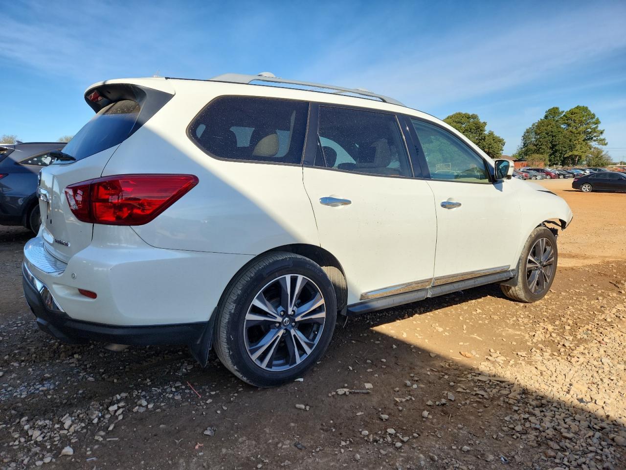 2019 Nissan Pathfinder S - Image 3