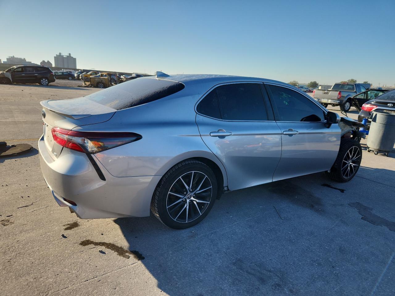2021 Toyota Camry Se - Фото 3