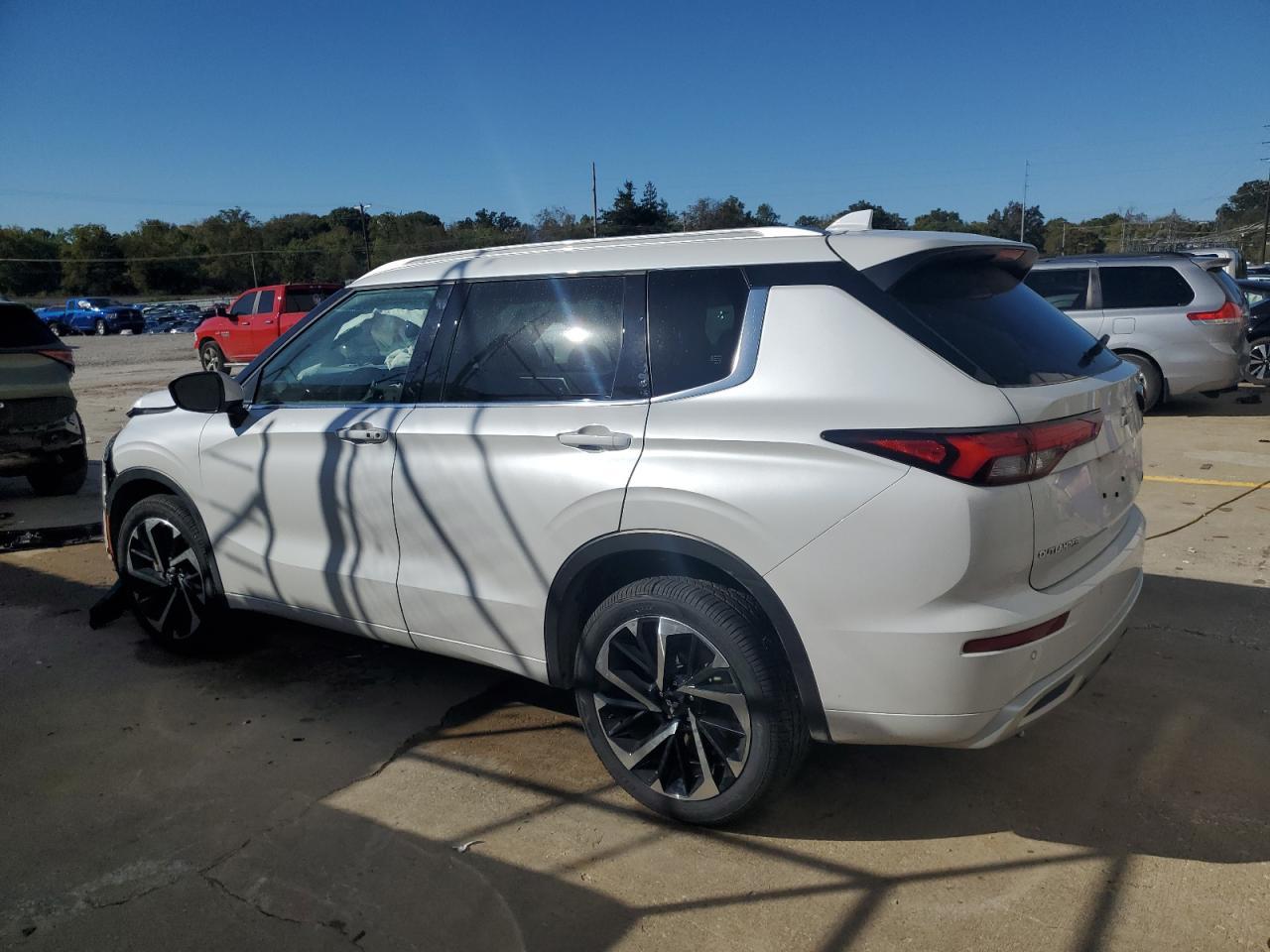 2022 Mitsubishi Outlander Sel - Image 2