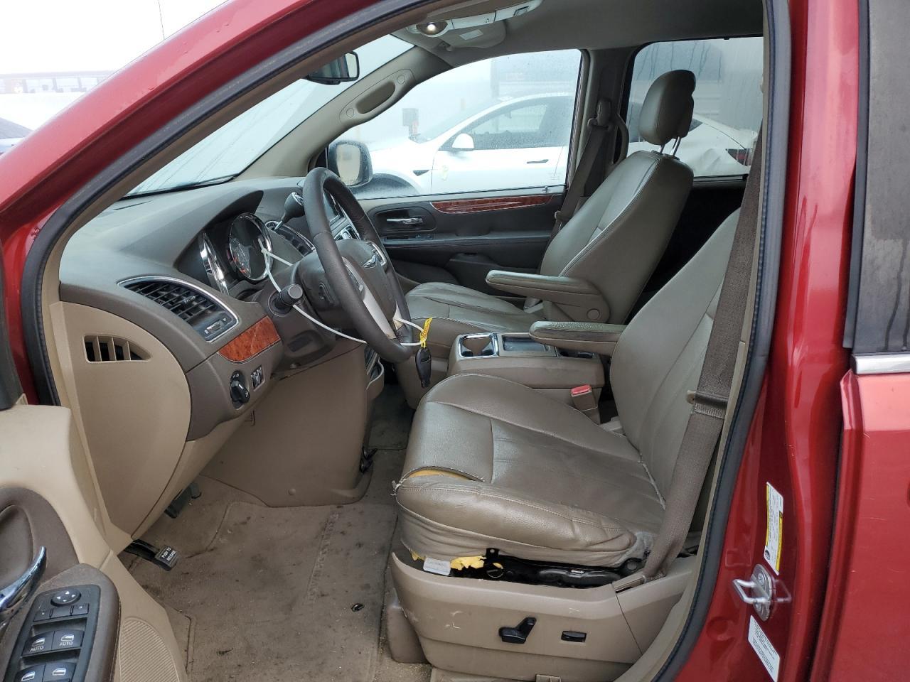 2014 Chrysler Town & Country Touring - Image 7