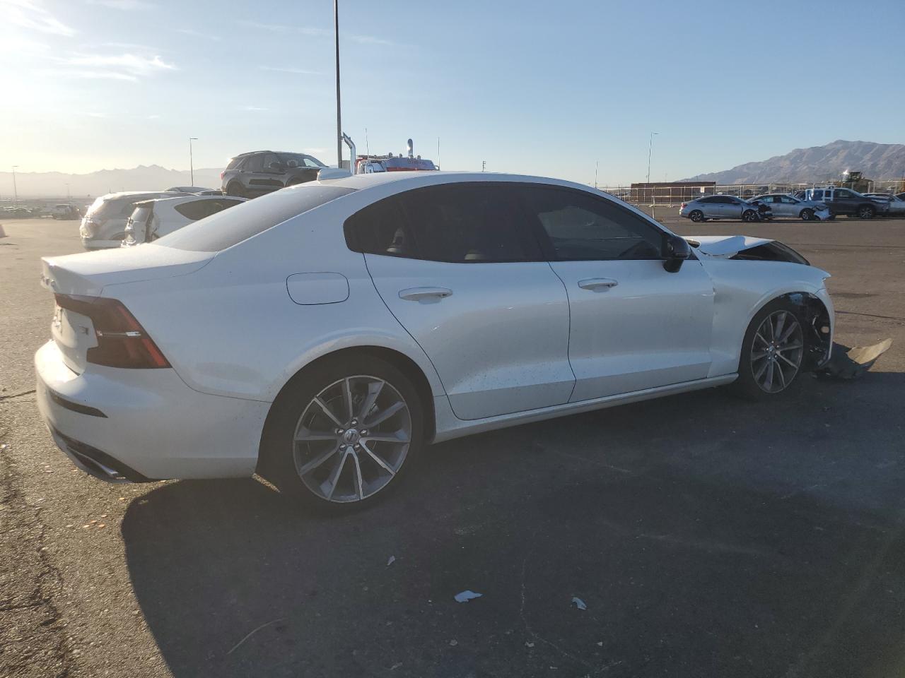 2021 Volvo S60 T5 Momentum - Фото 3