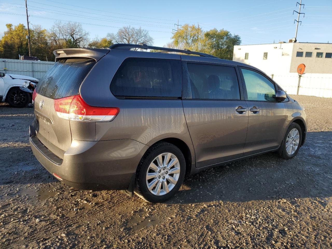 2013 Toyota Sienna Xle - Фото 3