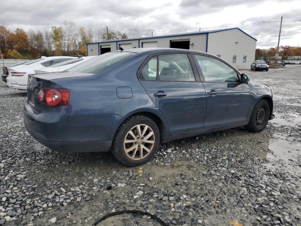 2010 Volkswagen Jetta Limited - Image 3