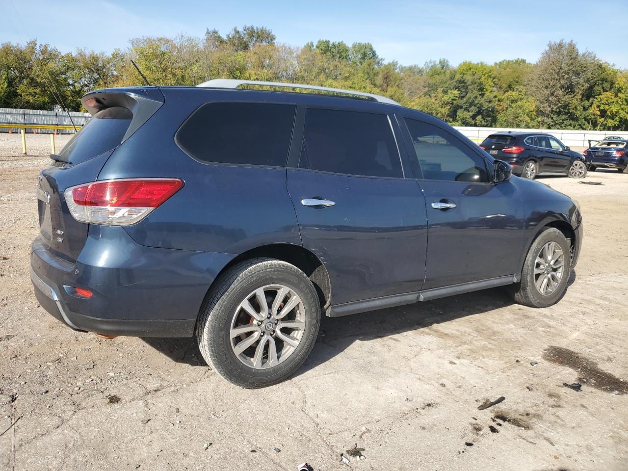2014 Nissan Pathfinder S - Image 3