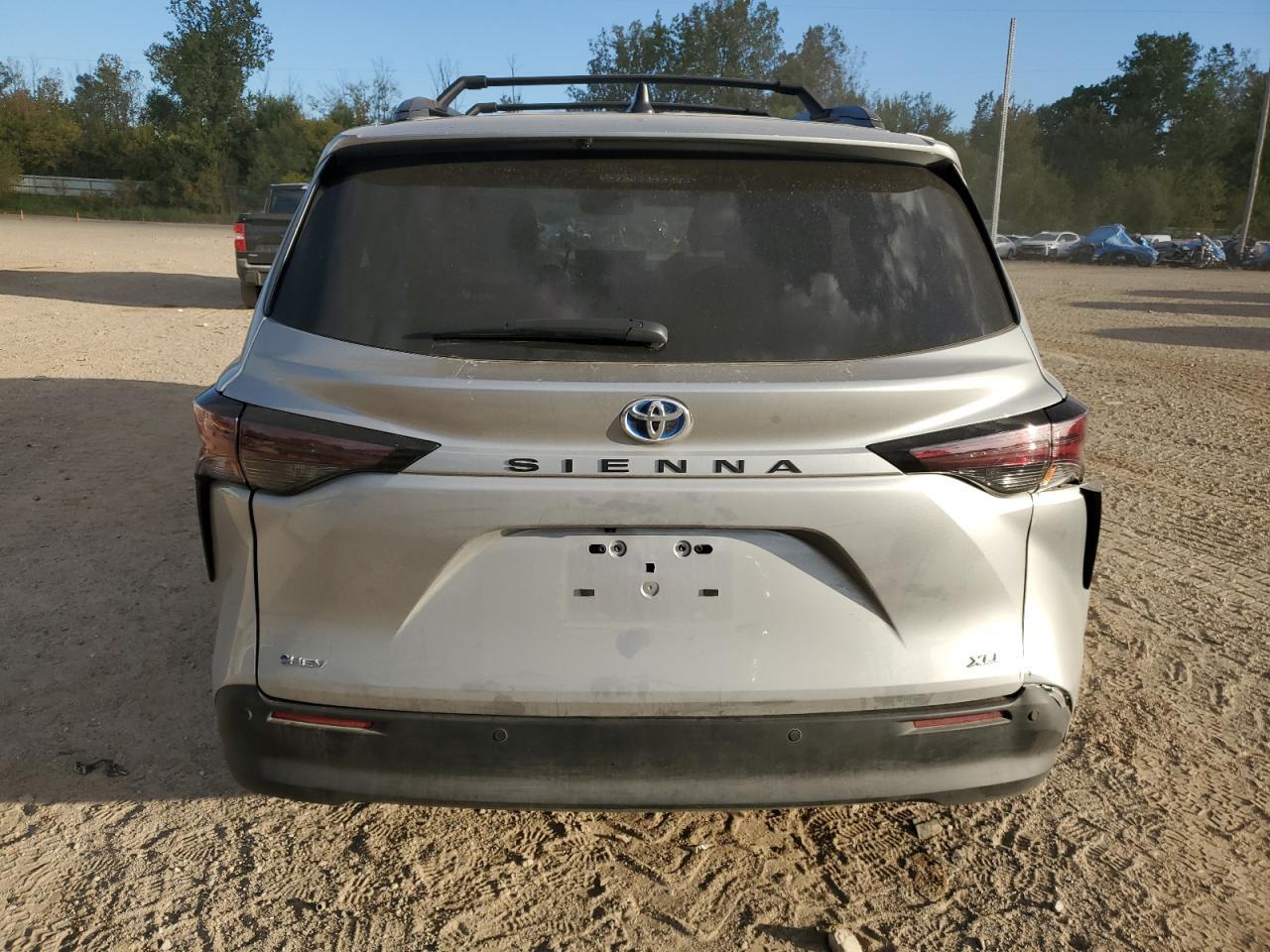 2025 Toyota Sienna Xle - Image 6