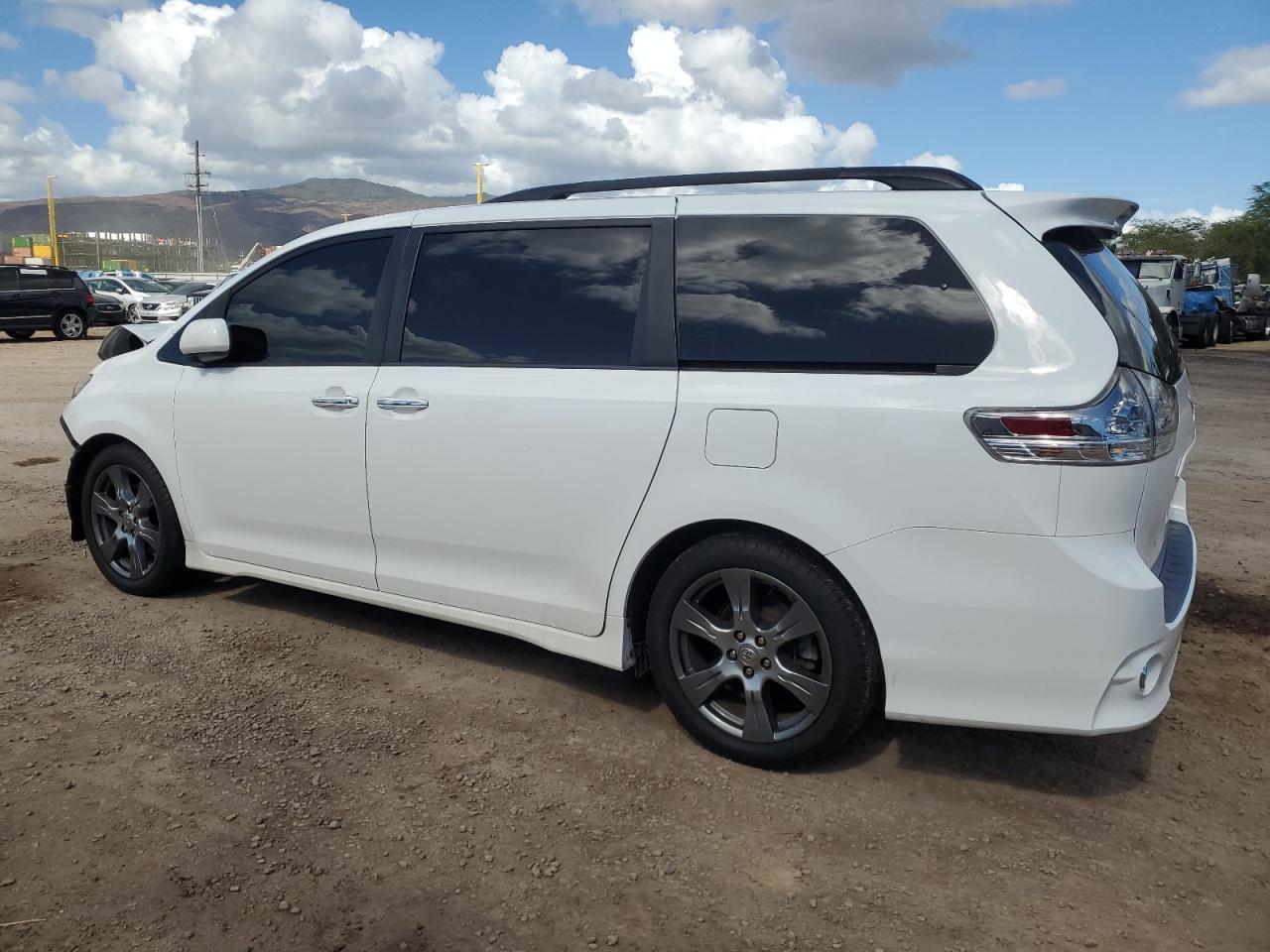 2017 Toyota Sienna Se - Image 2