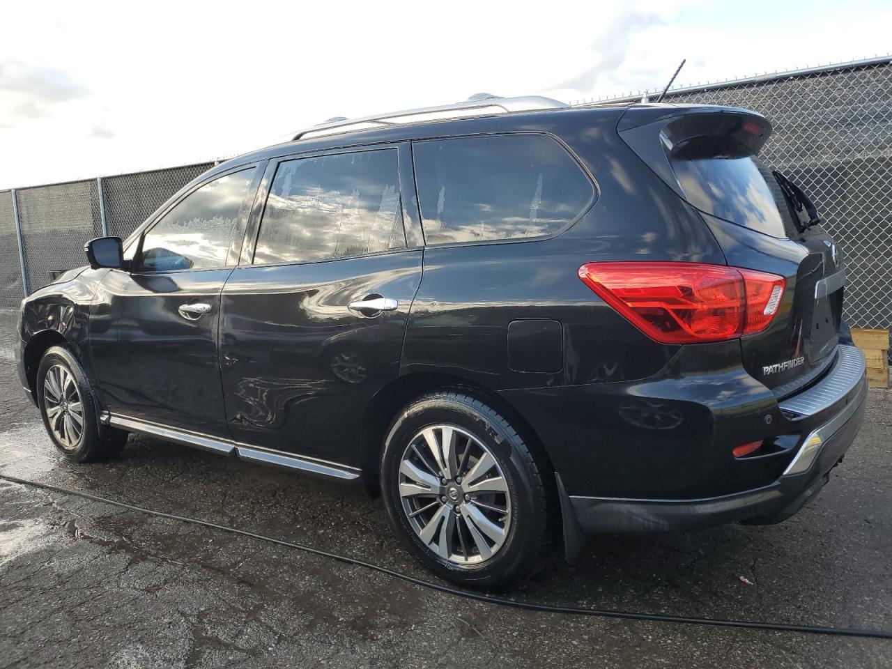 2017 Nissan Pathfinder S - Фото 2