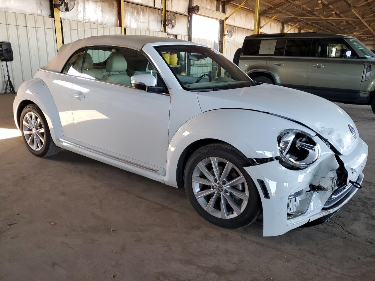 2017 Volkswagen Beetle S/Se - Image 4