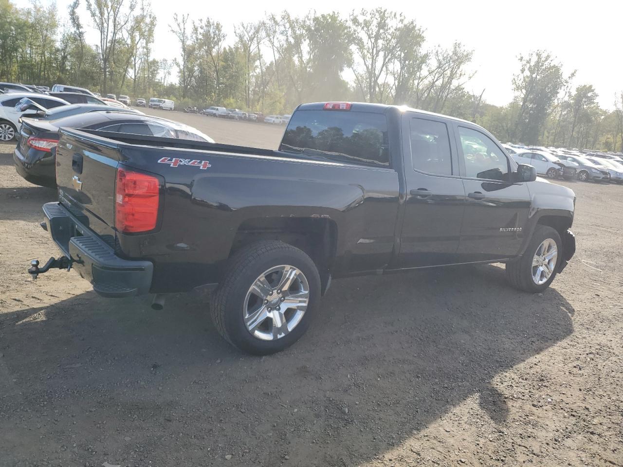 2016 Chevrolet Silverado K1500 Custom - Фото 3