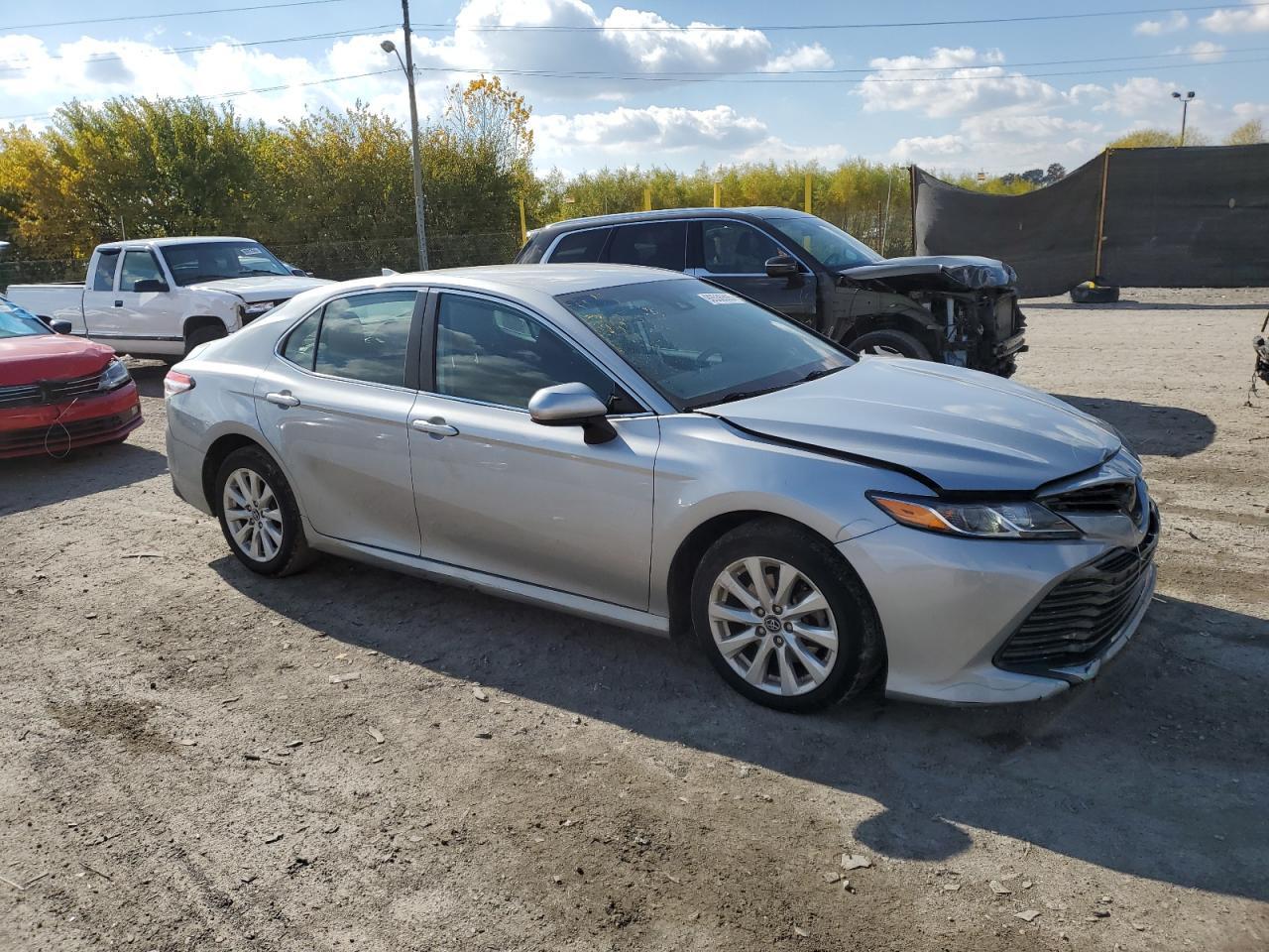 2020 Toyota Camry Le - Фото 4