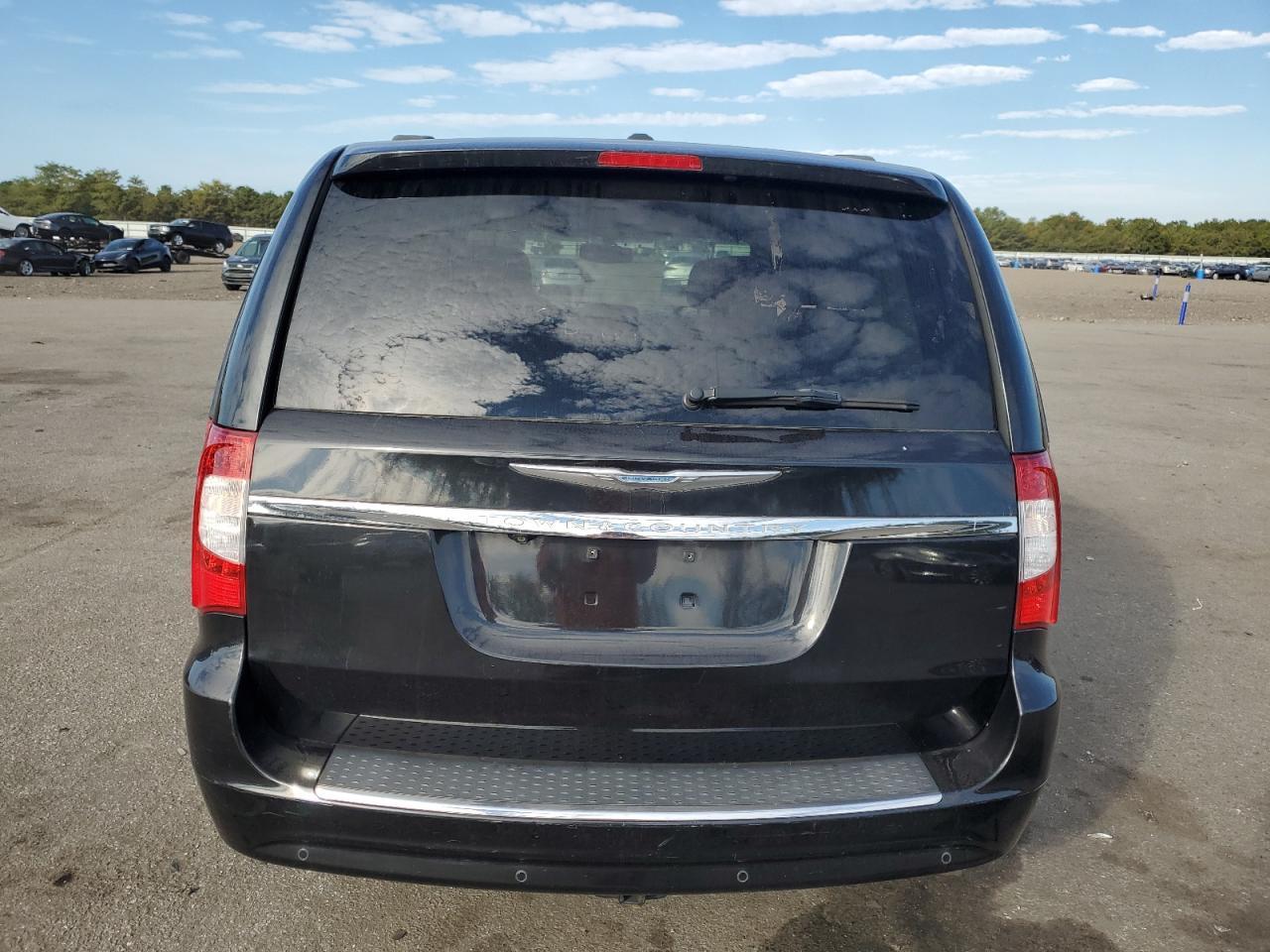 2013 Chrysler Town & Country Touring L - Фото 6