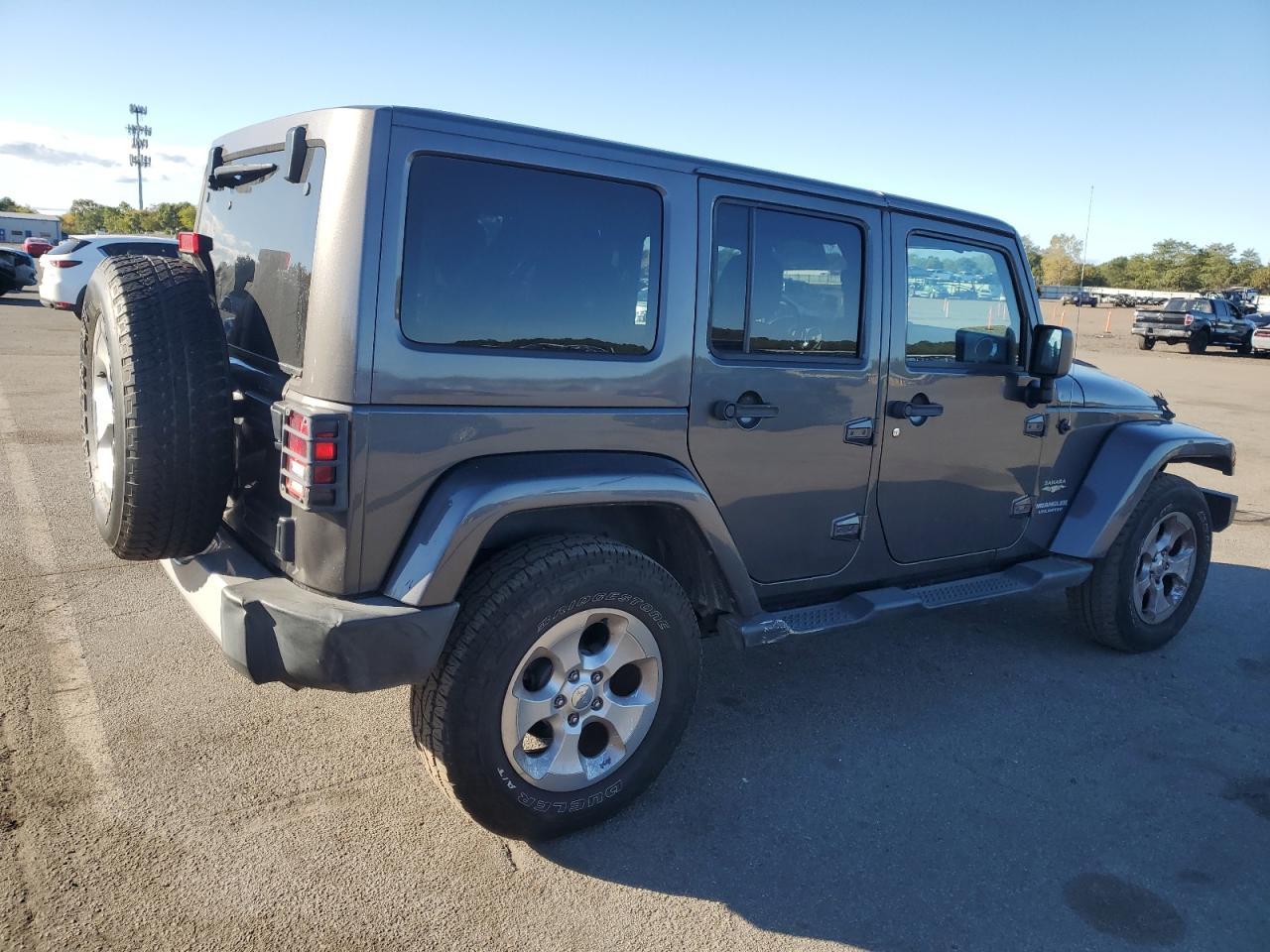 2014 Jeep Wrangler Unlimited Sahara - Image 3