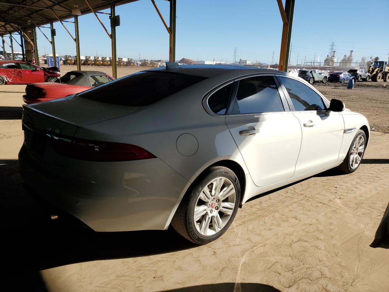 2017 Jaguar Xf Premium - Image 3
