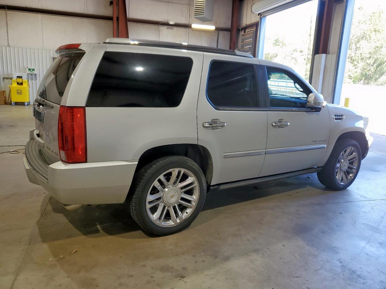 2010 Cadillac Escalade Premium - Image 3
