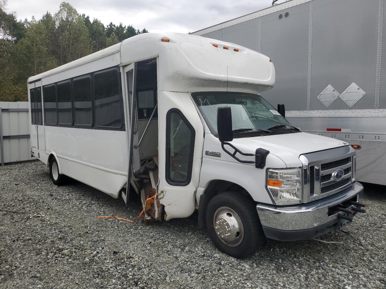 2019 Ford Econoline E450 Super Duty Cutaway Van
