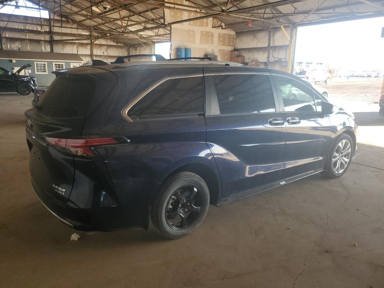 2022 Toyota Sienna Limited - Image 3
