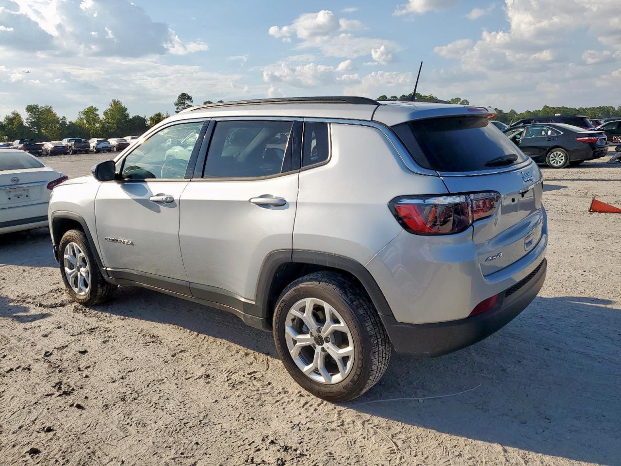 2025 Jeep Compass Latitude - Фото 2