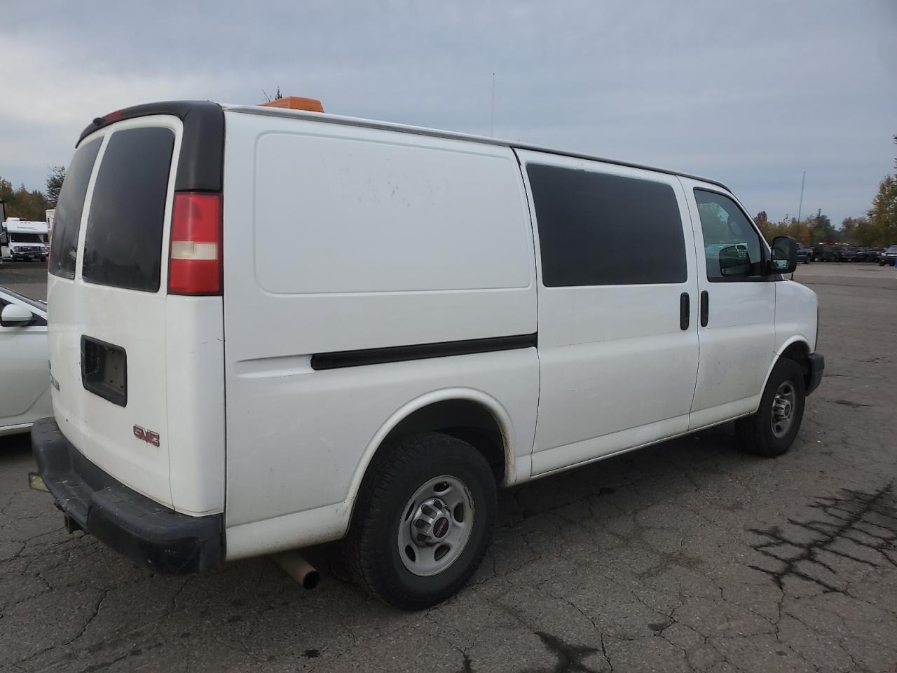 2010 GMC Savana G2500 - Фото 3