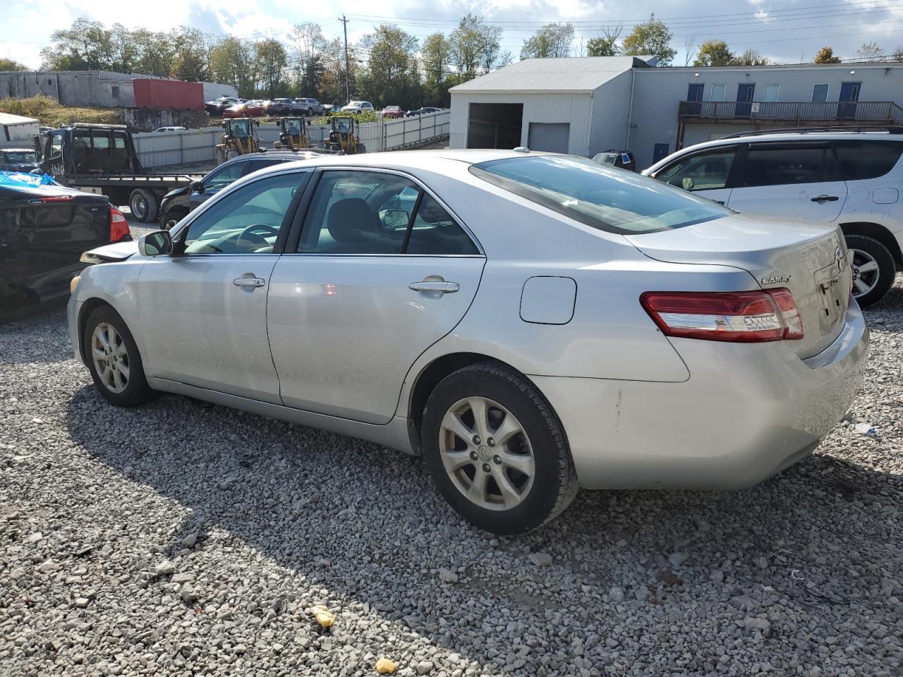 2011 Toyota Camry Base - Фото 2