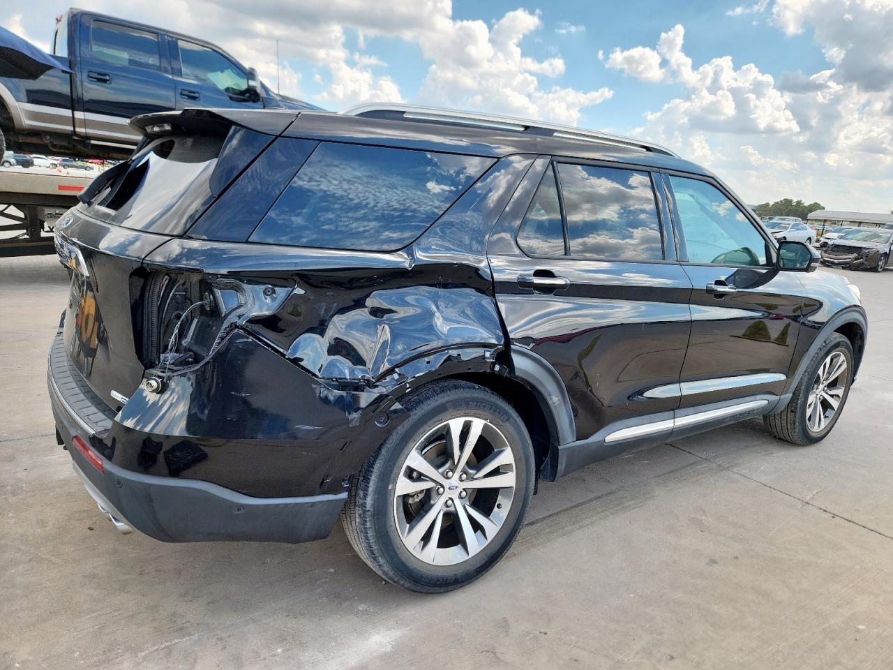 2020 Ford Explorer Platinum - Image 3