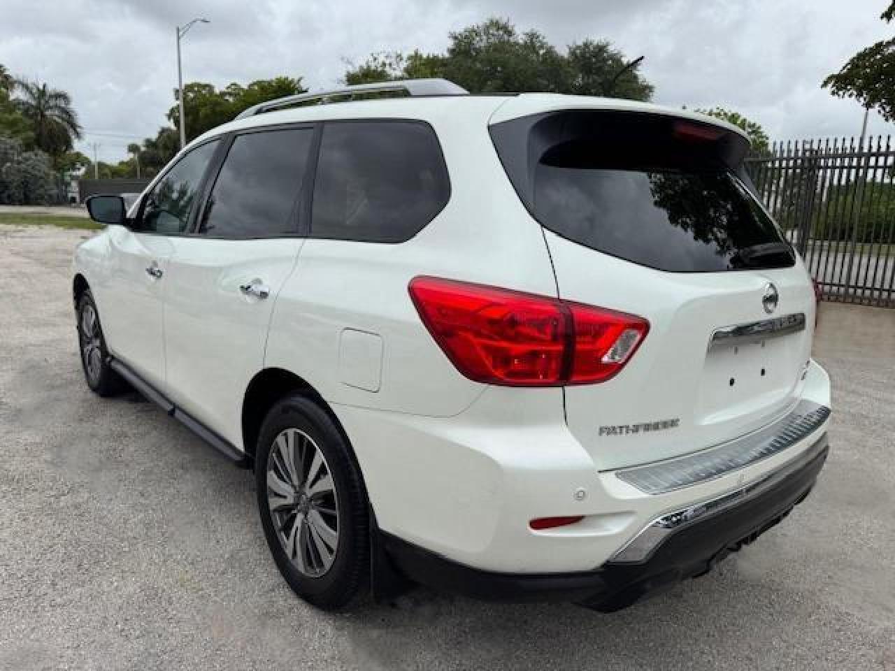 2017 Nissan Pathfinder S - Фото 2